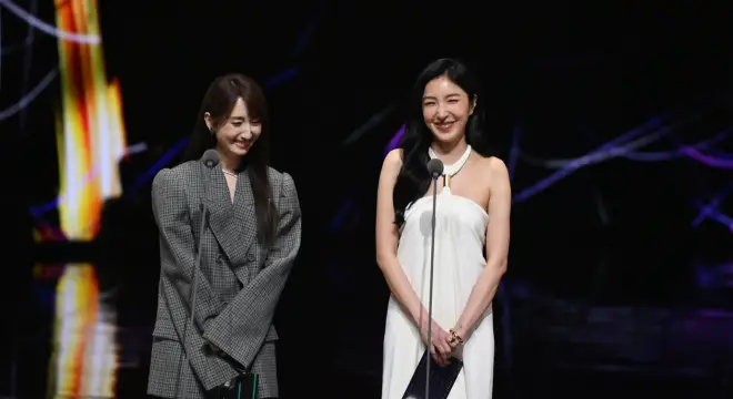 Alice Ko and Cheryl Yang Kiss at Golden Bell Awards