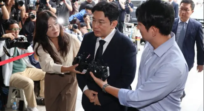 HYBE Chairman Bang Si-hyuk Banned